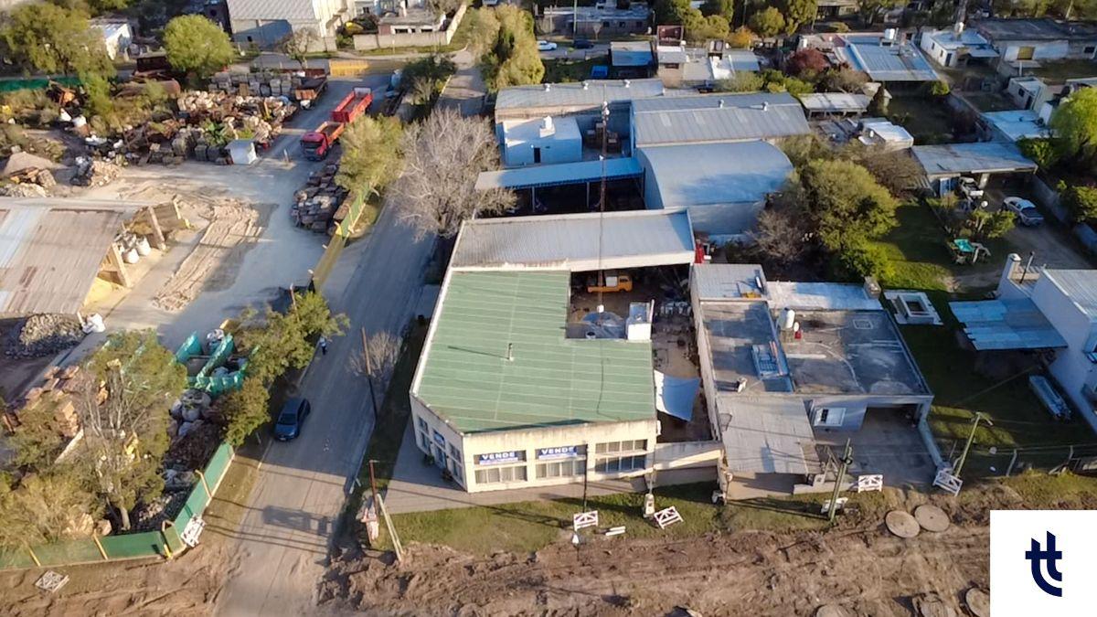 Foto de LOCAL COMERCIAL ESQUINA CON DEPÓSITO Y OFICINAS | 710 m² T y 519 m² Cub, imagen 2