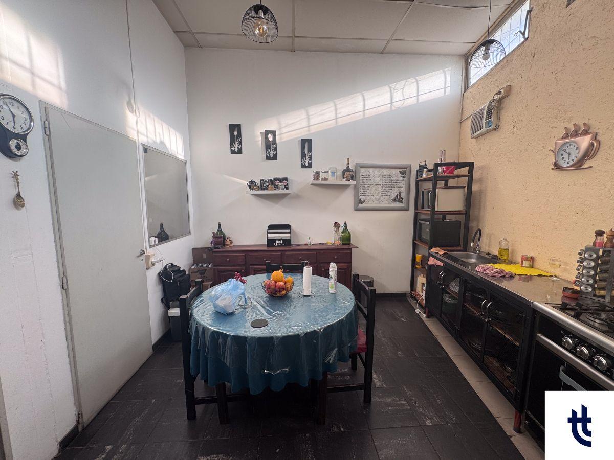 Foto de LOCAL COMERCIAL ESQUINA CON DEPÓSITO Y OFICINAS | 710 m² T y 519 m² Cub, imagen 4