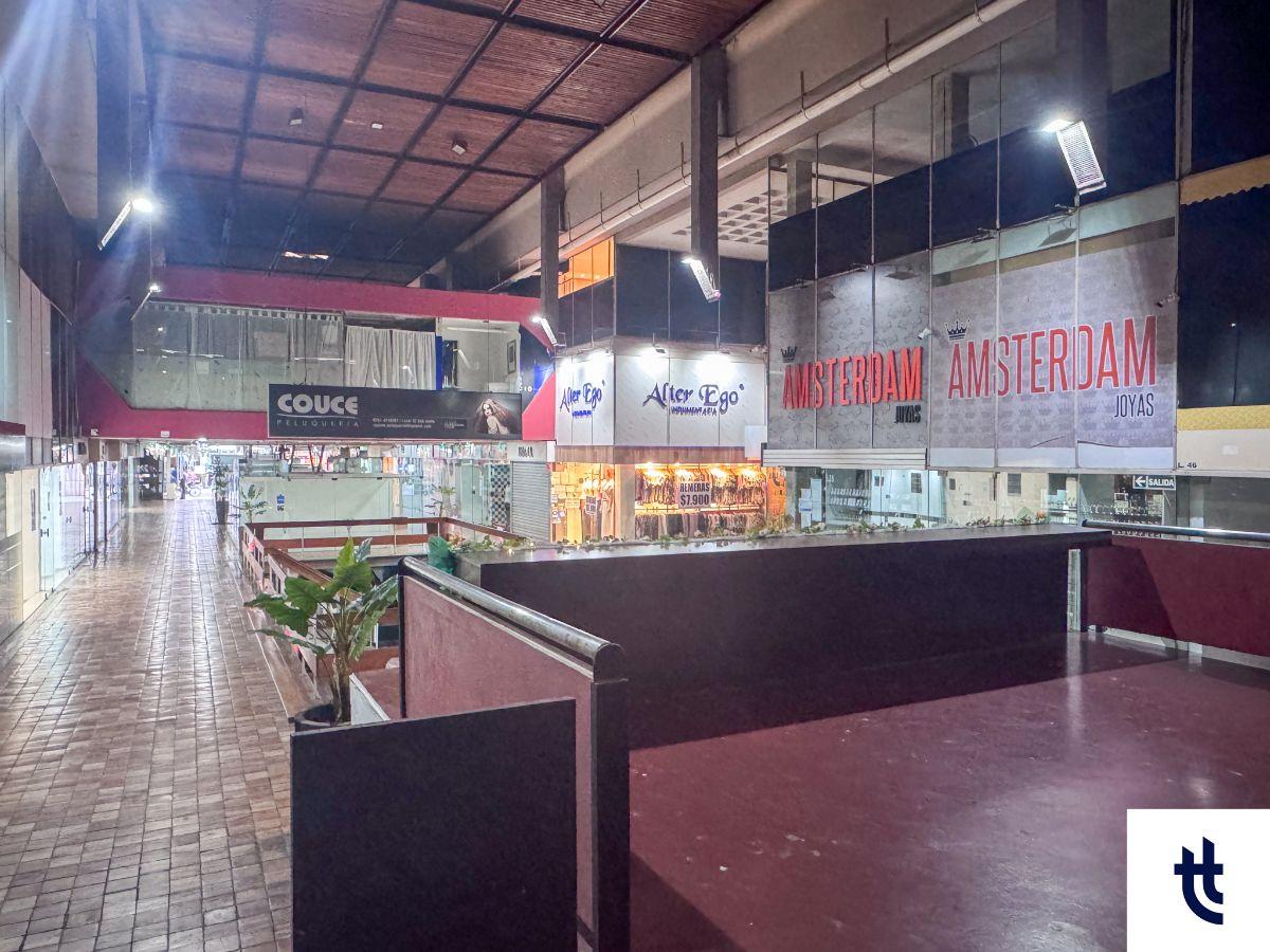 Foto de Local Comercial de 239 m² Propios en Galería Vía de la Fontana | Centro, imagen 4