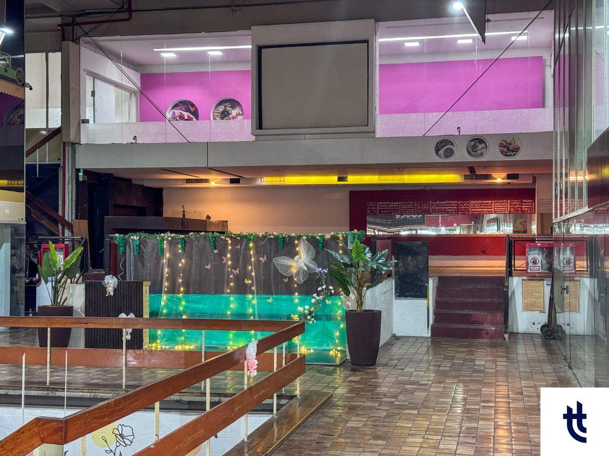 Foto de Local Comercial de 239 m² Propios en Galería Vía de la Fontana | Centro, imagen 2