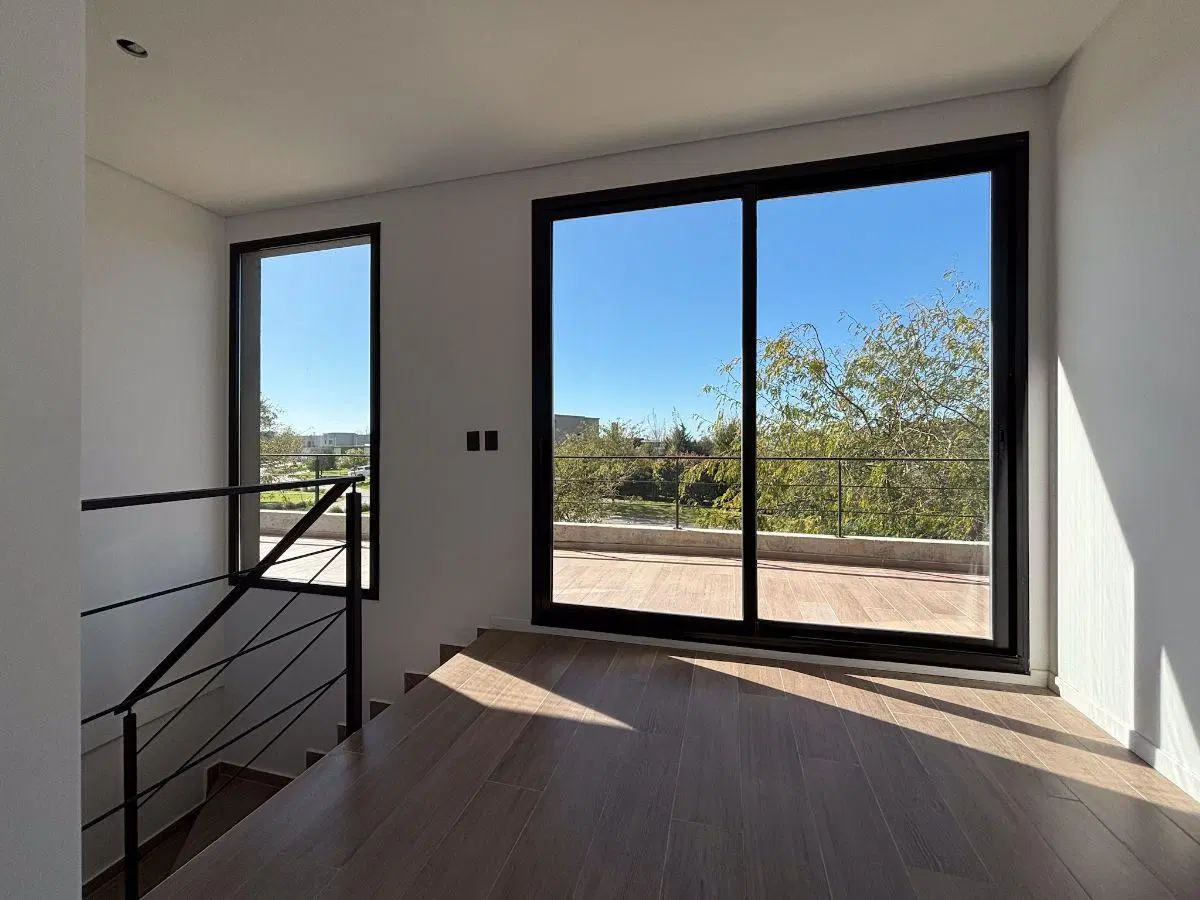 Venta Casa a estrenar · 5 ambientes · Jardín y Pileta · Cantón Norte 5