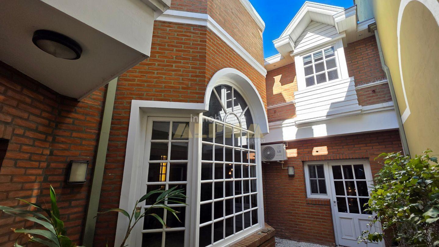 Foto de Casa con jardín, quincho y garaje en venta | Berazategui, imagen 2