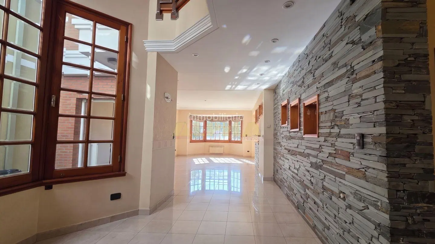 Casa con jardín, quincho y garaje en venta | Berazategui 3