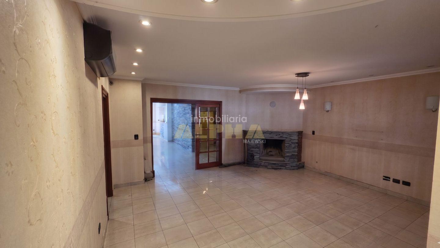 Casa con jardín, quincho y garaje en venta | Berazategui