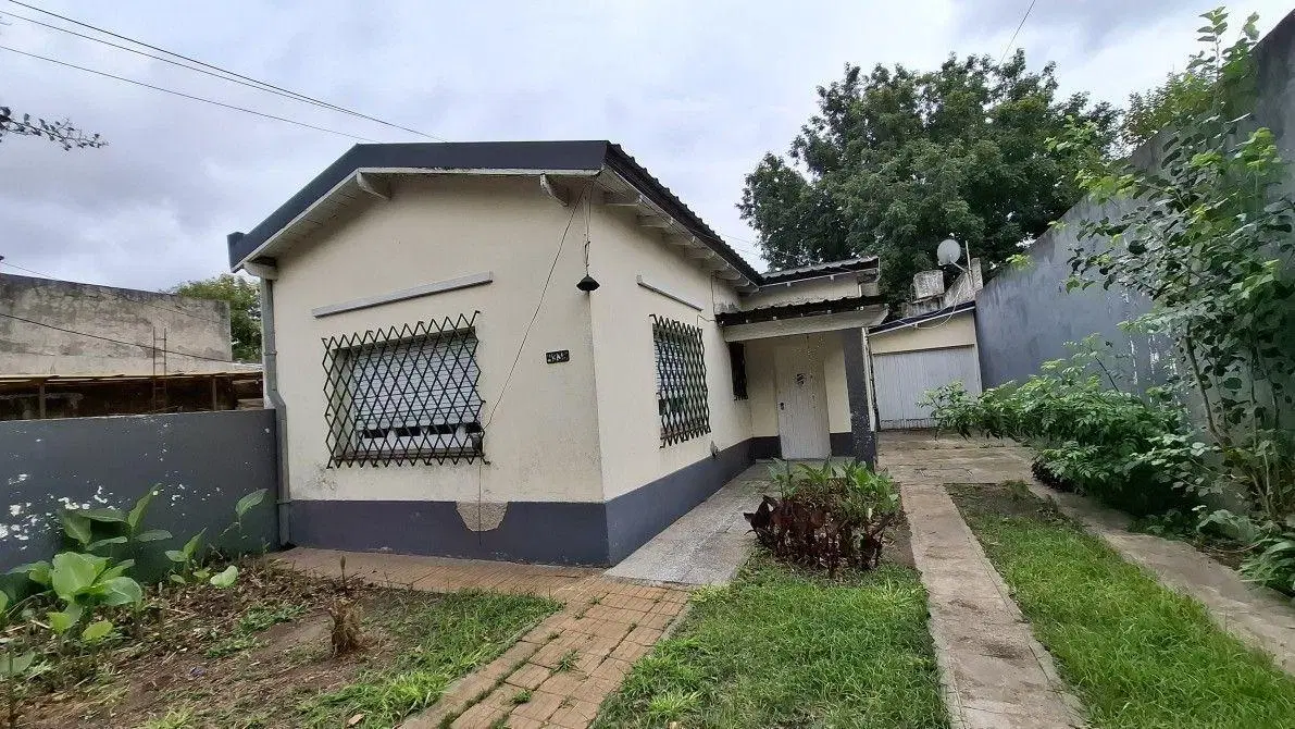 Casa de 2 amb. con garaje y patio en alquiler | Berazategui 2