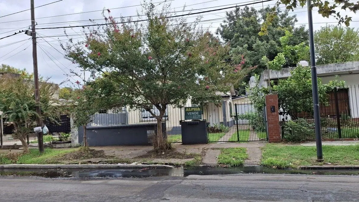 Casa de 2 amb. con garaje y patio en alquiler | Berazategui 1