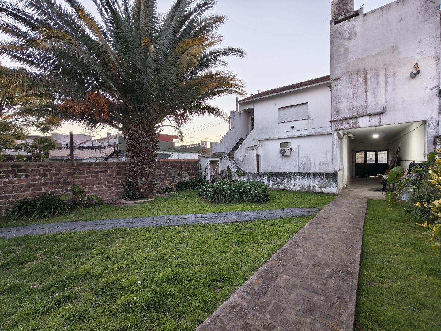 Foto de Depto. tipo casa de 3 amb. con entrada p/ auto en venta | Berazategui, imagen 2