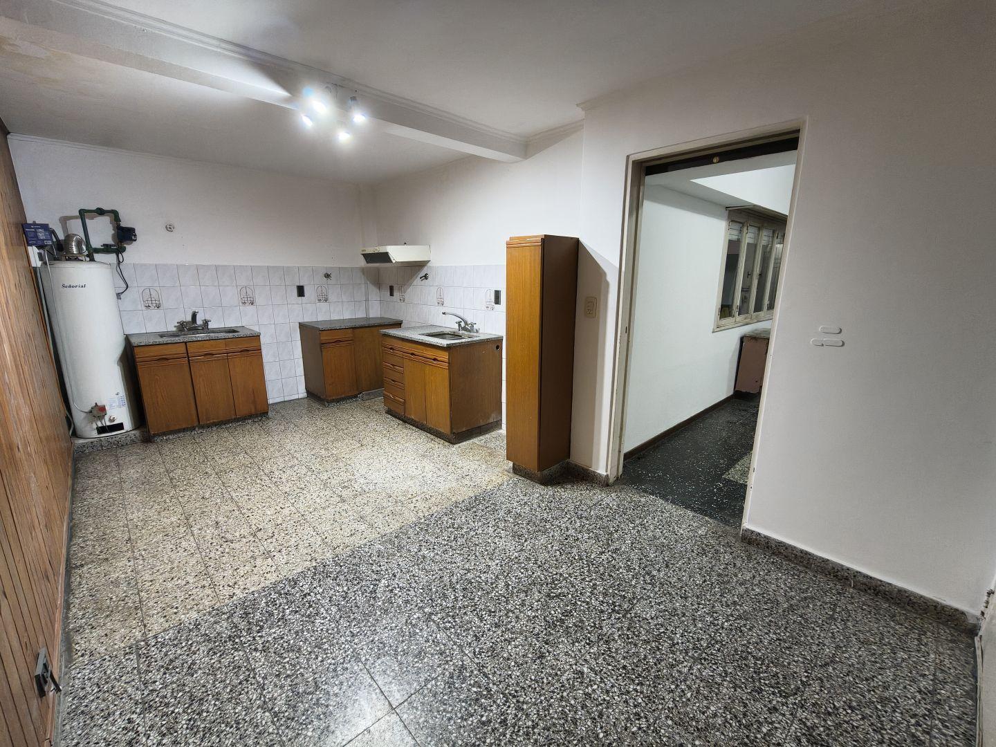 Foto de Depto. tipo casa de 3 amb. con entrada p/ auto en venta | Berazategui, imagen 1