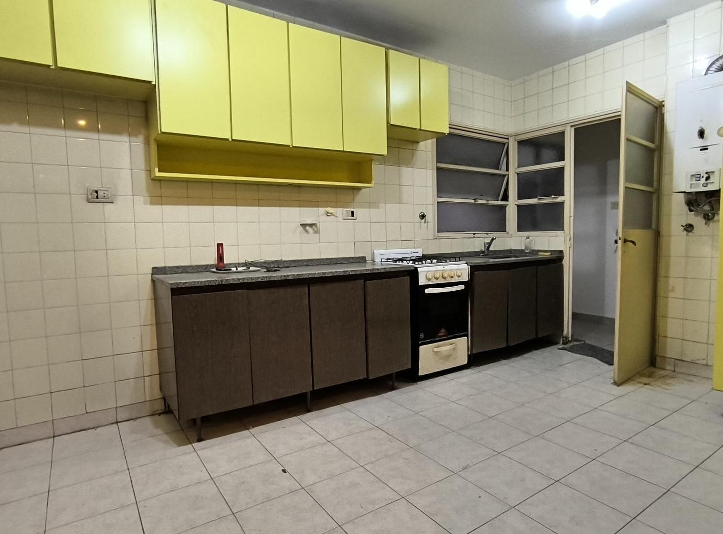 Foto de VENTA DEPARTAMENTO CABALLITO 4 AMB C/ COCHERA + BAULERA, imagen 2