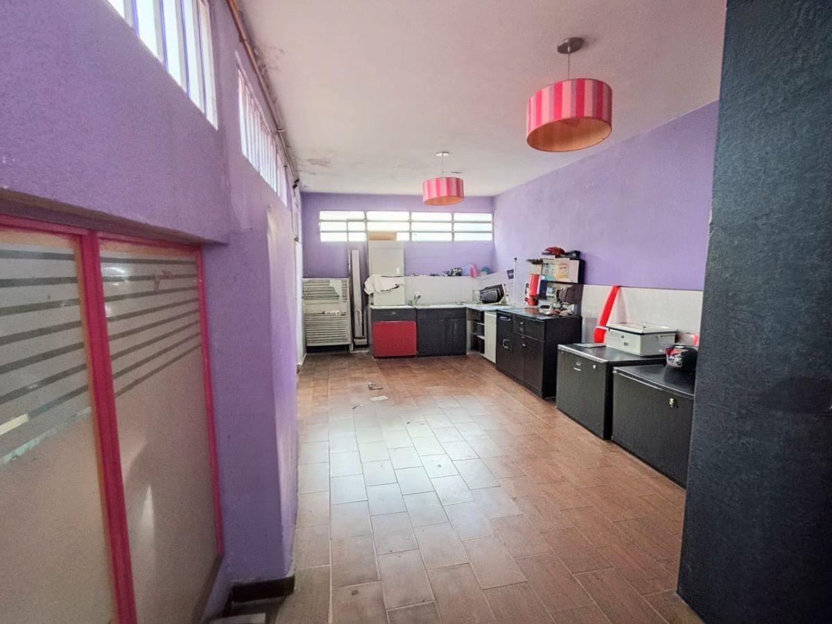 Foto de Local de 184 m2. Con Baño y dos entradas, oficina y entre piso de losa, con Patio., imagen 3
