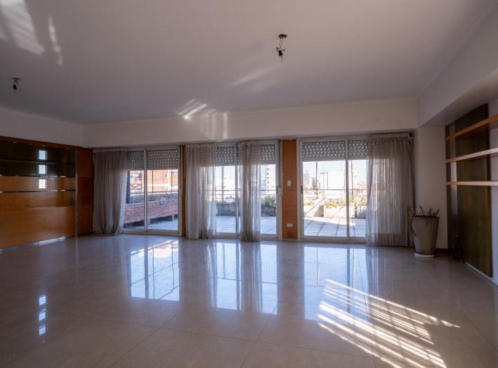 Exclusivo piso en Morón centro – 232 m² de categoría con terraza y cochera 4