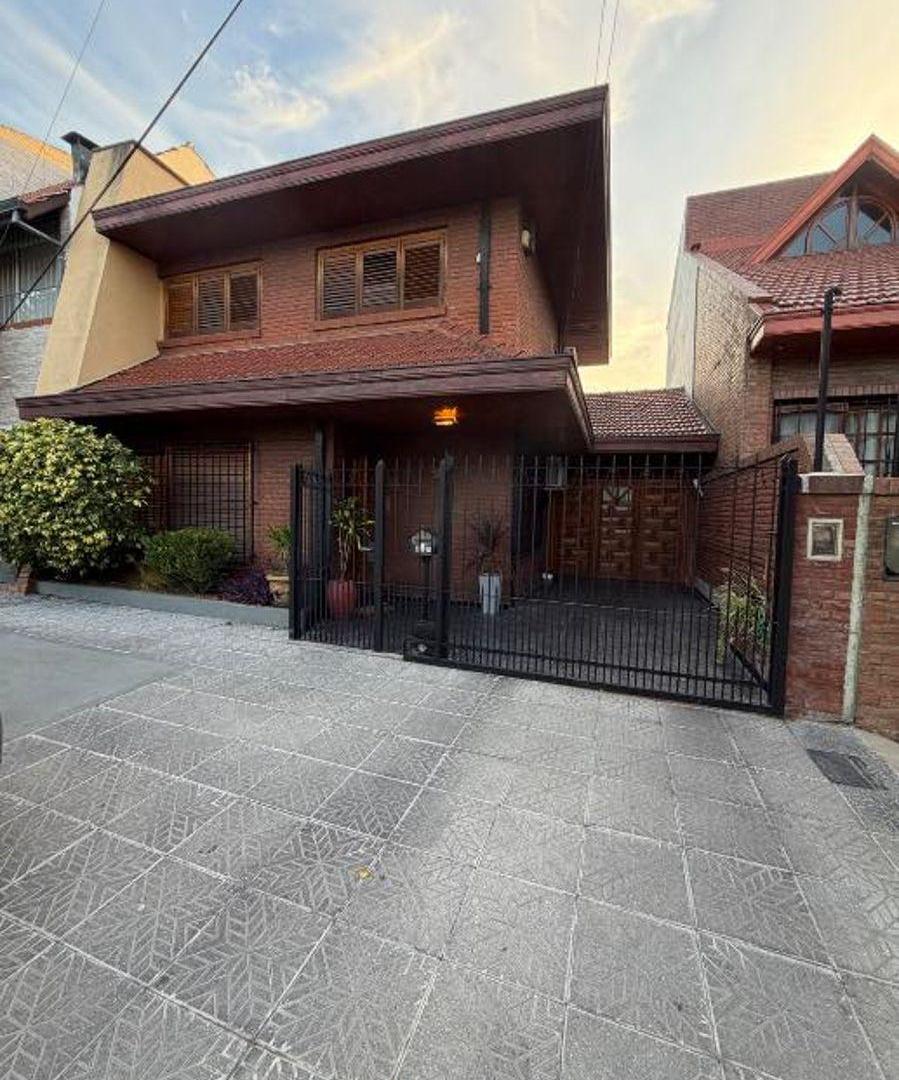 Chalet en dos plantas, 200 m2 cubiertos, ubicado en Quilmes Oeste Centro