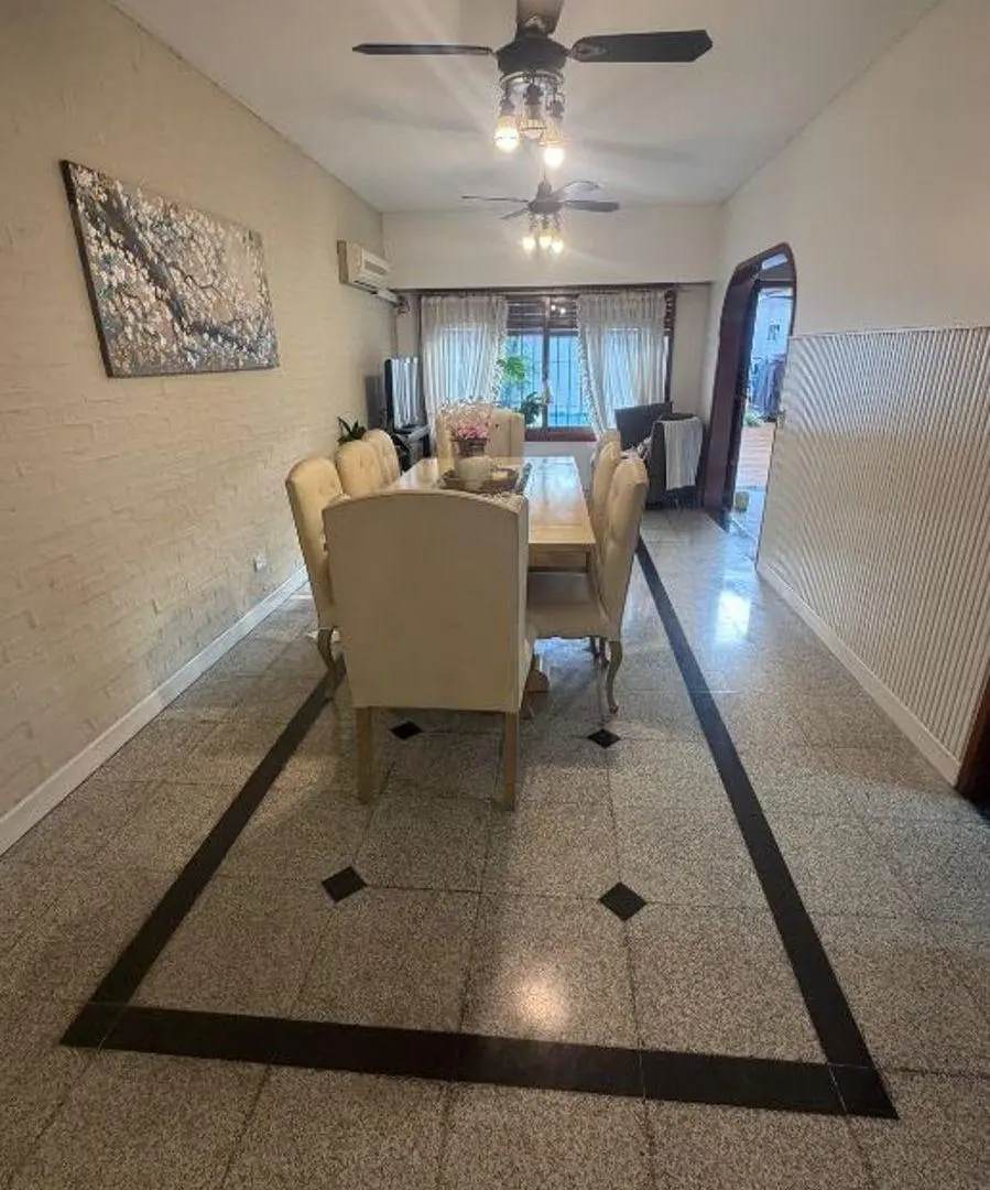 Chalet en dos plantas, 200 m2 cubiertos, ubicado en Quilmes Oeste Centro 5