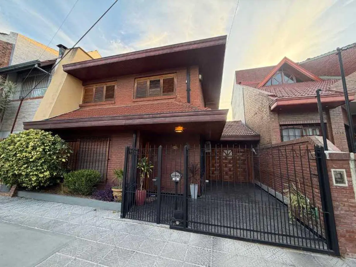 Chalet en dos plantas, 200 m2 cubiertos, ubicado en Quilmes Oeste Centro 2