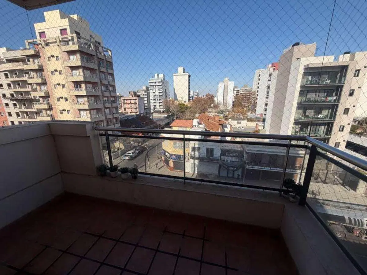 ¡APTO CRÉDITO! Hermoso departamento de 2 ambientes con balcón al frente 3