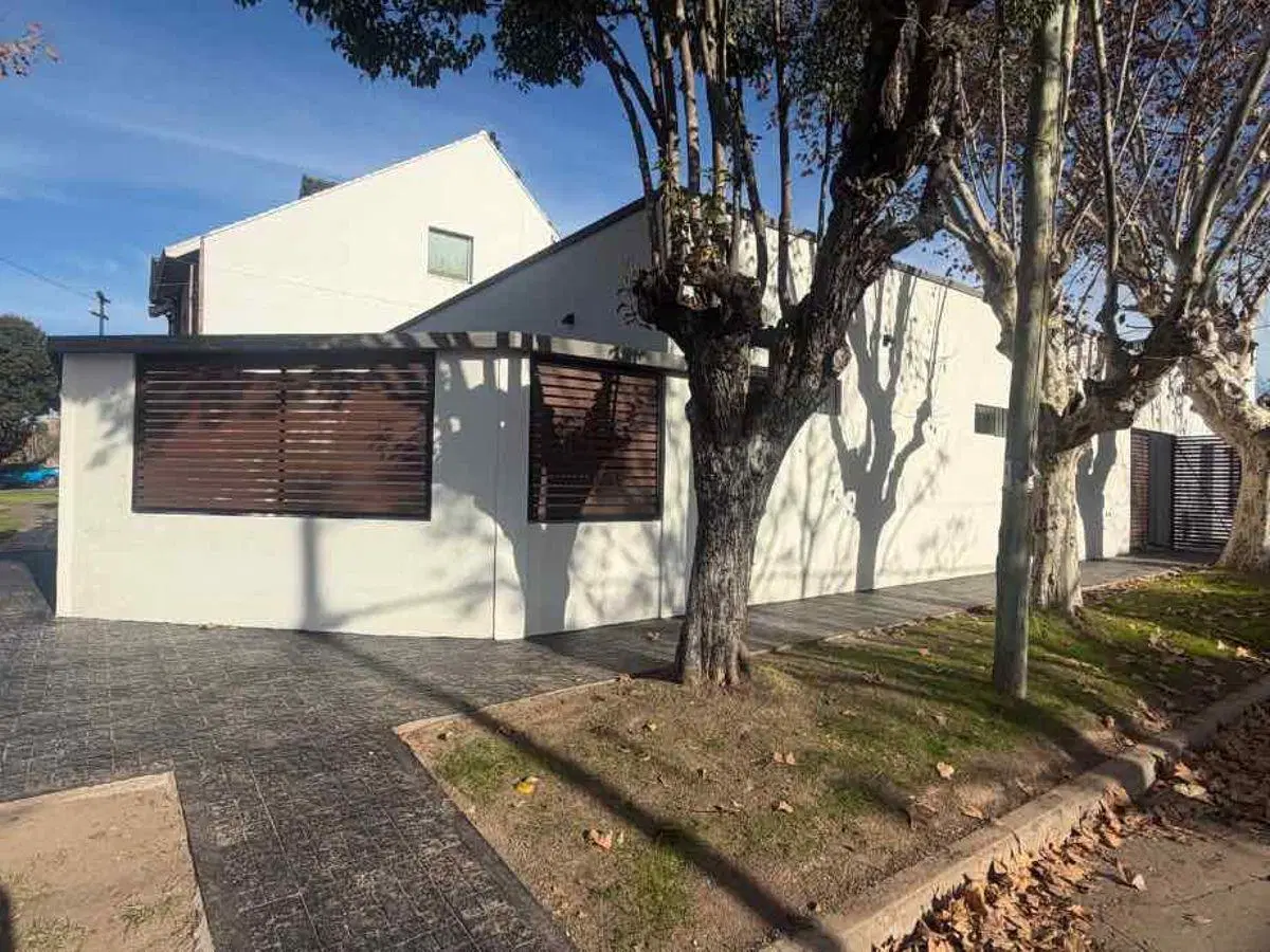 Casa reciclada a nuevo de 2 dormitorios en suite, doble cochera y excelente diseño 1