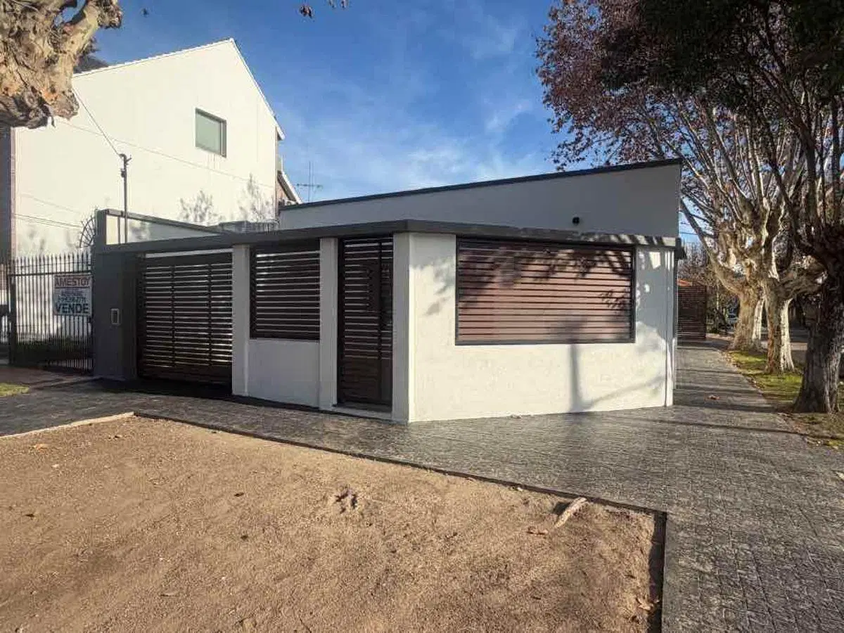 Casa reciclada a nuevo de 2 dormitorios en suite, doble cochera y excelente diseño 8