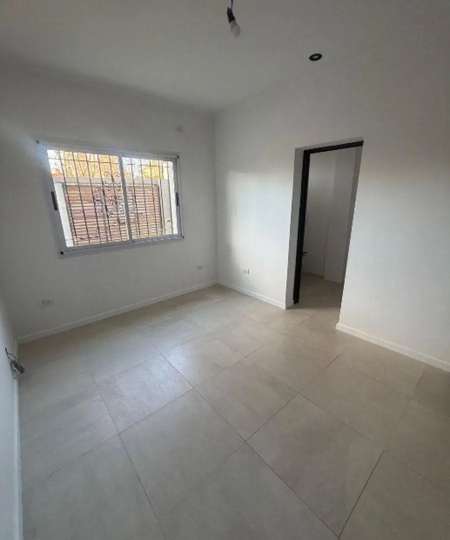 Casa reciclada a nuevo de 2 dormitorios en suite, doble cochera y excelente diseño 5
