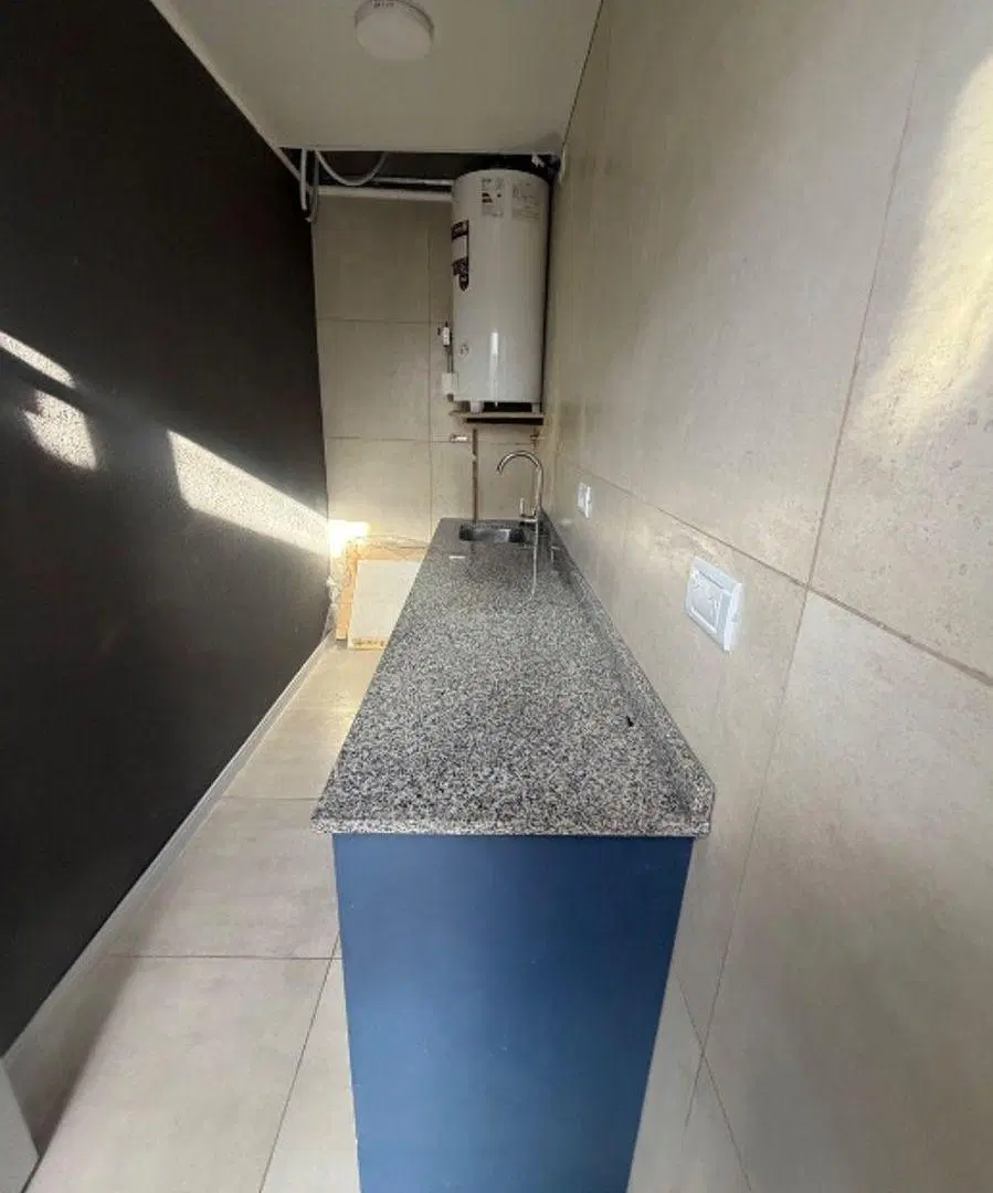 Casa reciclada a nuevo de 2 dormitorios en suite, doble cochera y excelente diseño 3