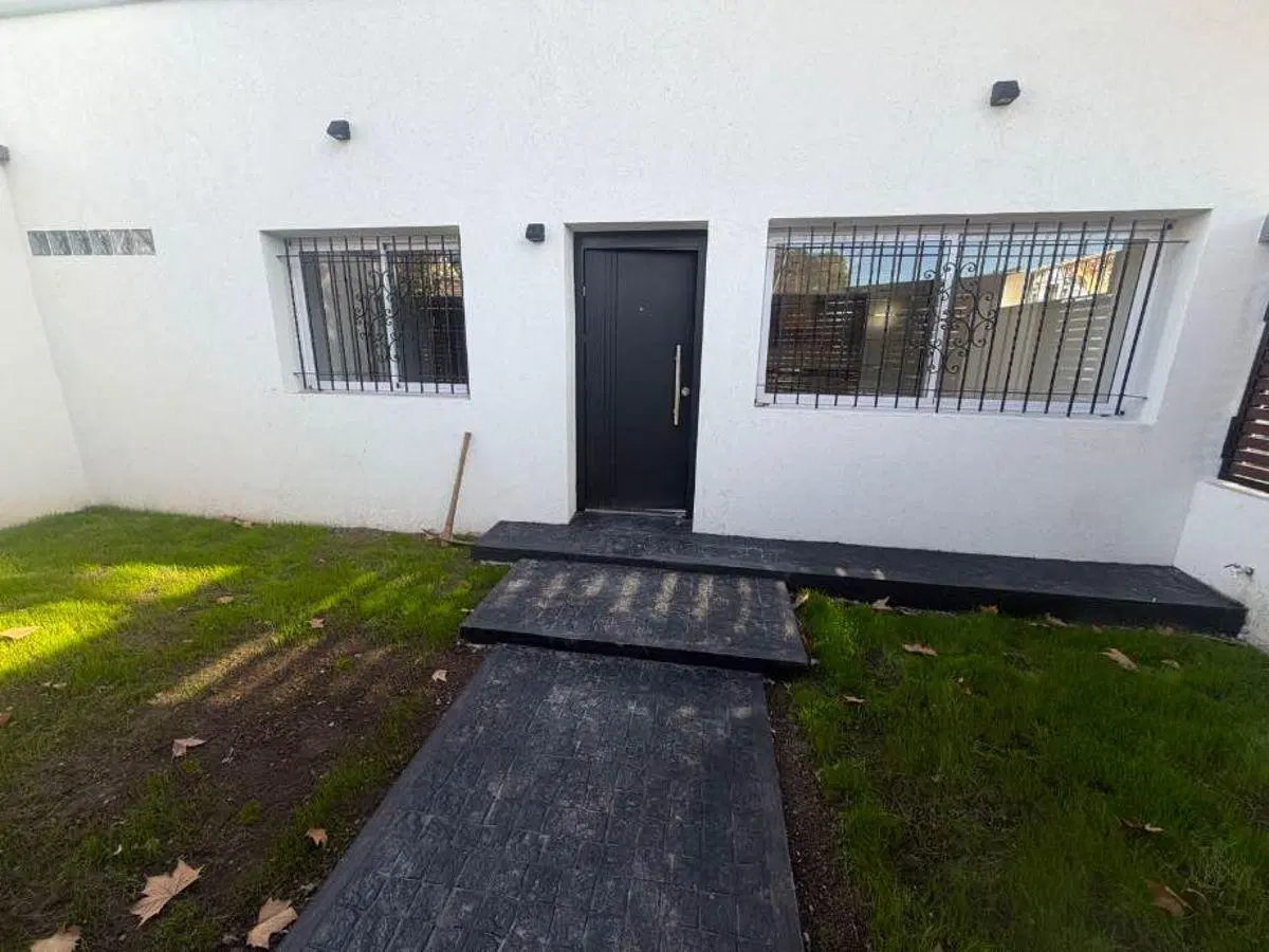 Casa reciclada a nuevo de 2 dormitorios en suite, doble cochera y excelente diseño 4