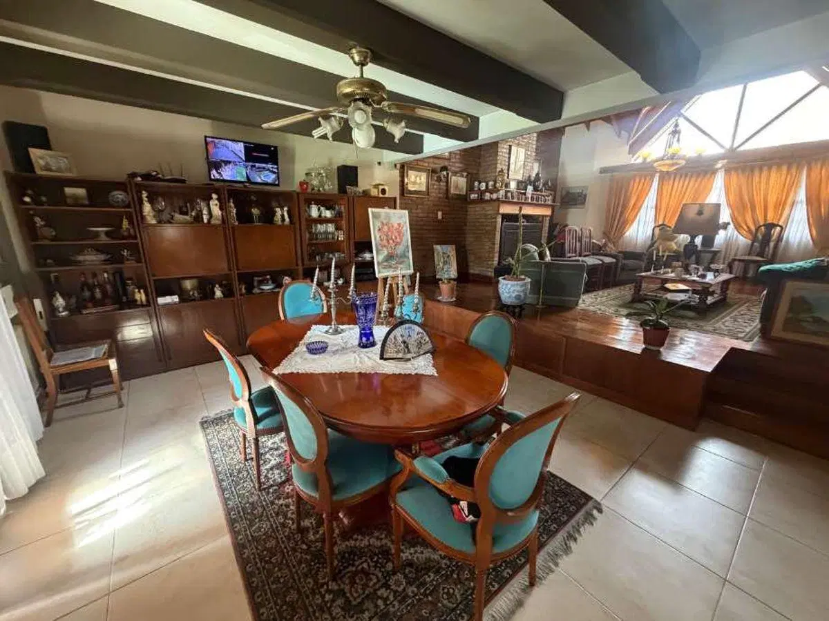 Hermoso chalet construido sobre un lote de doble frente, diseñado para confort y espacio familiar 4