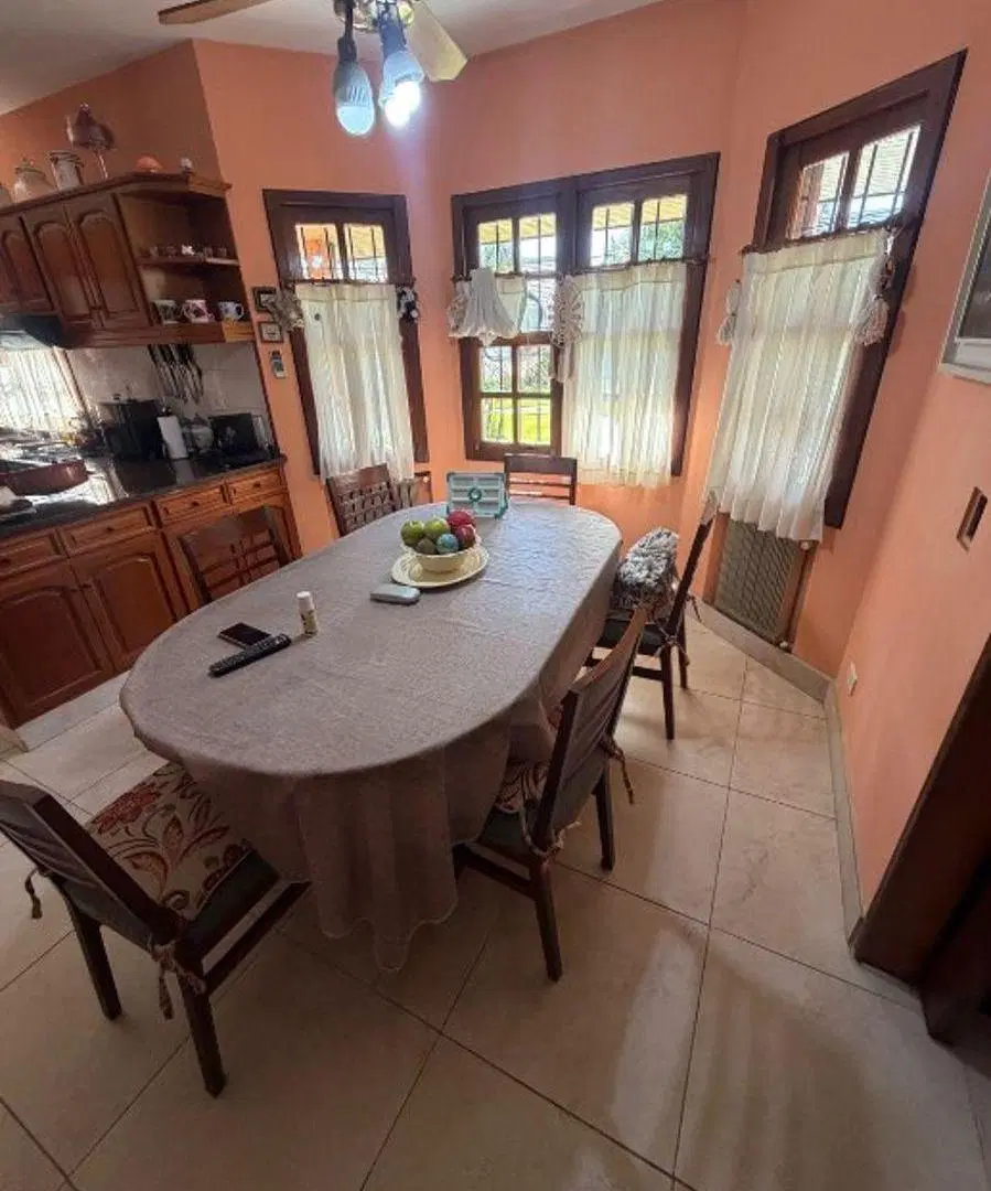 Hermoso chalet construido sobre un lote de doble frente, diseñado para confort y espacio familiar 3