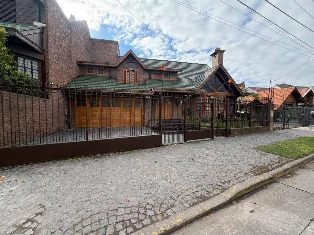Hermoso chalet construido sobre un lote de doble frente, diseñado para confort y espacio familiar 8