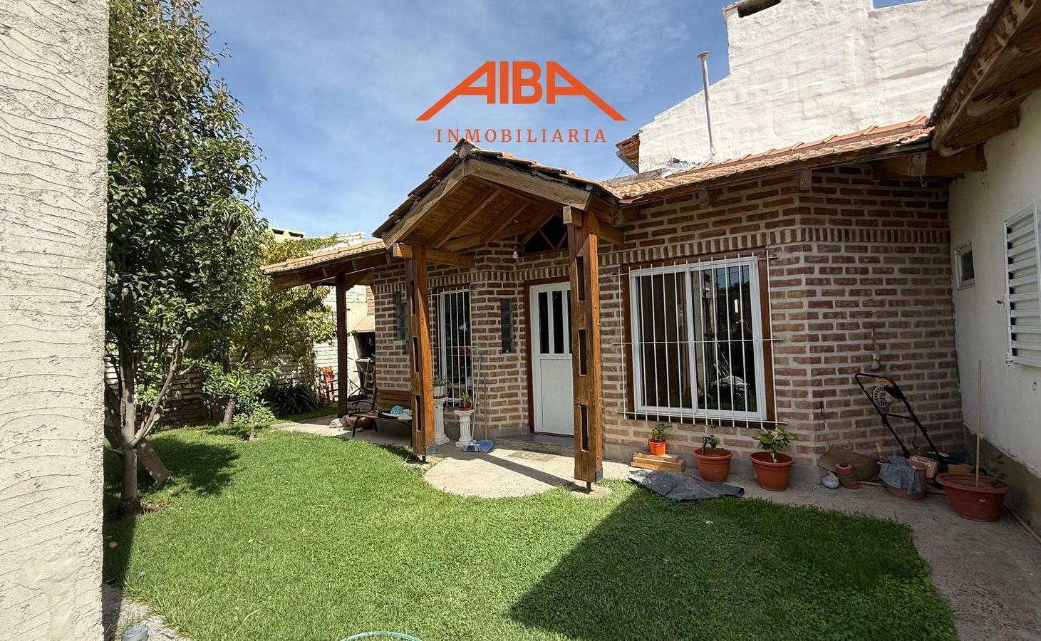 Alquila casa de 2 dormitorios con ingreso vehicular en B Mercantiles- Neuquén