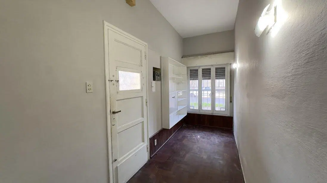La Florida: casa al frente con garage, 2 dormitorios y patio con pileta 1