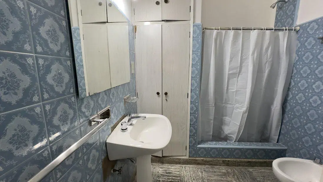 La Florida: casa al frente con garage, 2 dormitorios y patio con pileta 4