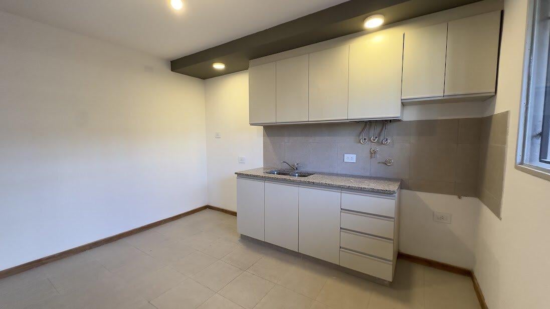 Foto de Alberdi: casa 2 dormitorios, con cochera, patio y terraza, imagen 2