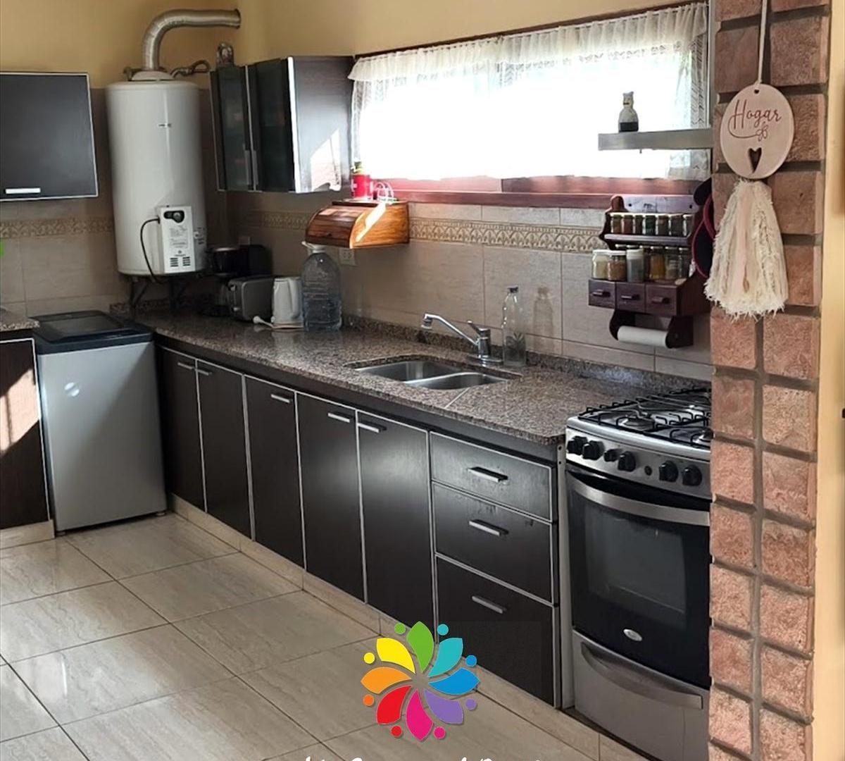Foto de Moderna Casa en Venta 3 dormitorios - Villa Edén - La Falda - Córdoba, imagen 2