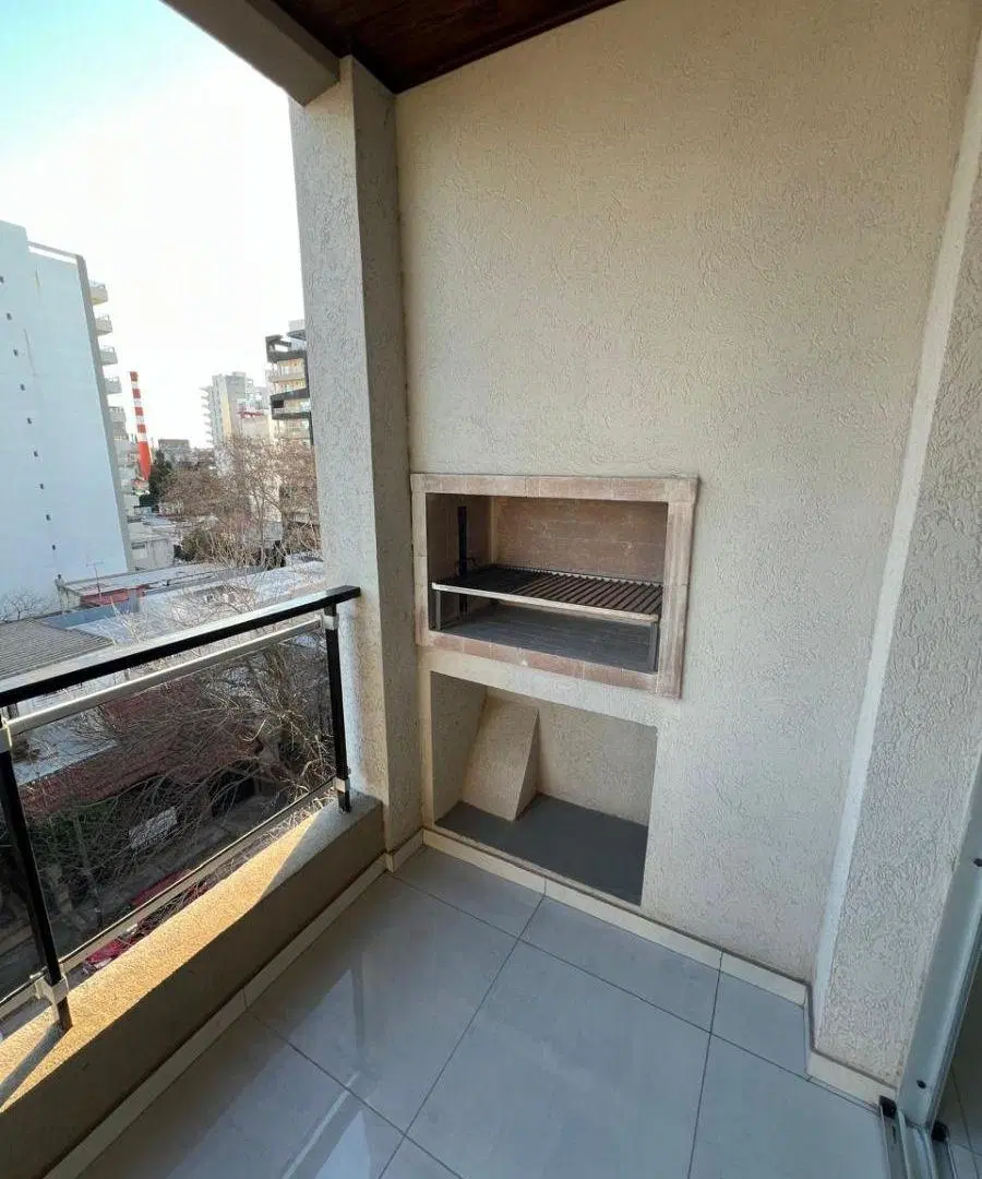 Alquiler 2 ambientes con cochera Quilmes Centro. Edificio moderno con SUM 4