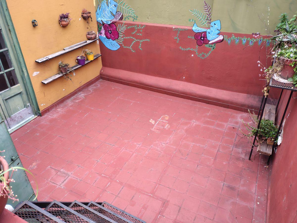 Foto de Ph de 4 ambientes más entrepiso en pleno Boedo con patio cubierto y dos, imagen 5