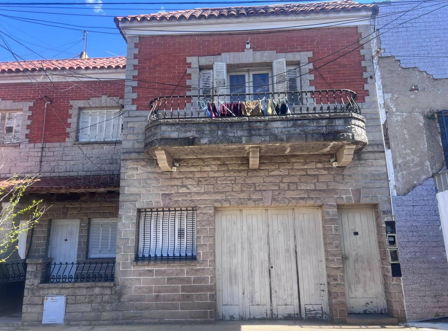 Foto de PH con 4 Departamentos Alquilados, Cochera y Gran Fondo – Valentín, imagen 1