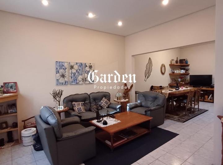 Excelente casa con cochera. 2 Dormitorios. 2 Baños. Patio. Exc. Ubicacion