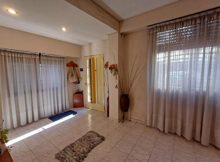 Excelente casa c/cochera. 2 Dormitorios. 2 baños y patio 4
