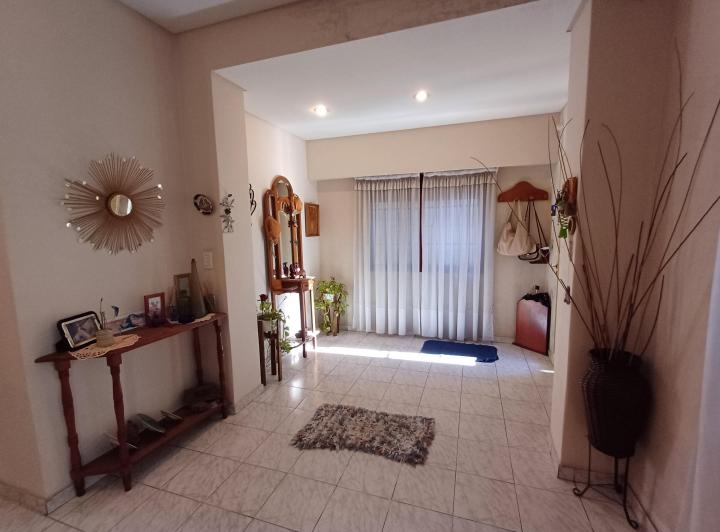 Excelente casa c/cochera. 2 Dormitorios. 2 baños y patio 1