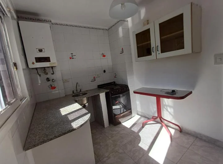 Departamento 3er piso contrafrente. Living/Comedor. Cocina separada. Dormitorio.  2