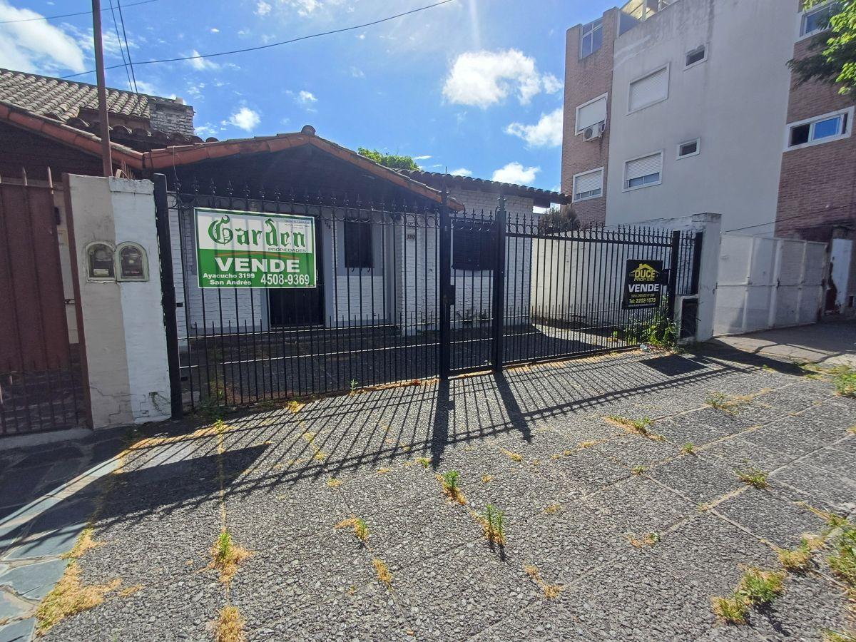 Casa sobre lote 8,66 x 19,84 Mts. Cochera. 2 Dormitorios. Parque. Excelente ubicación! APTO CREDITO