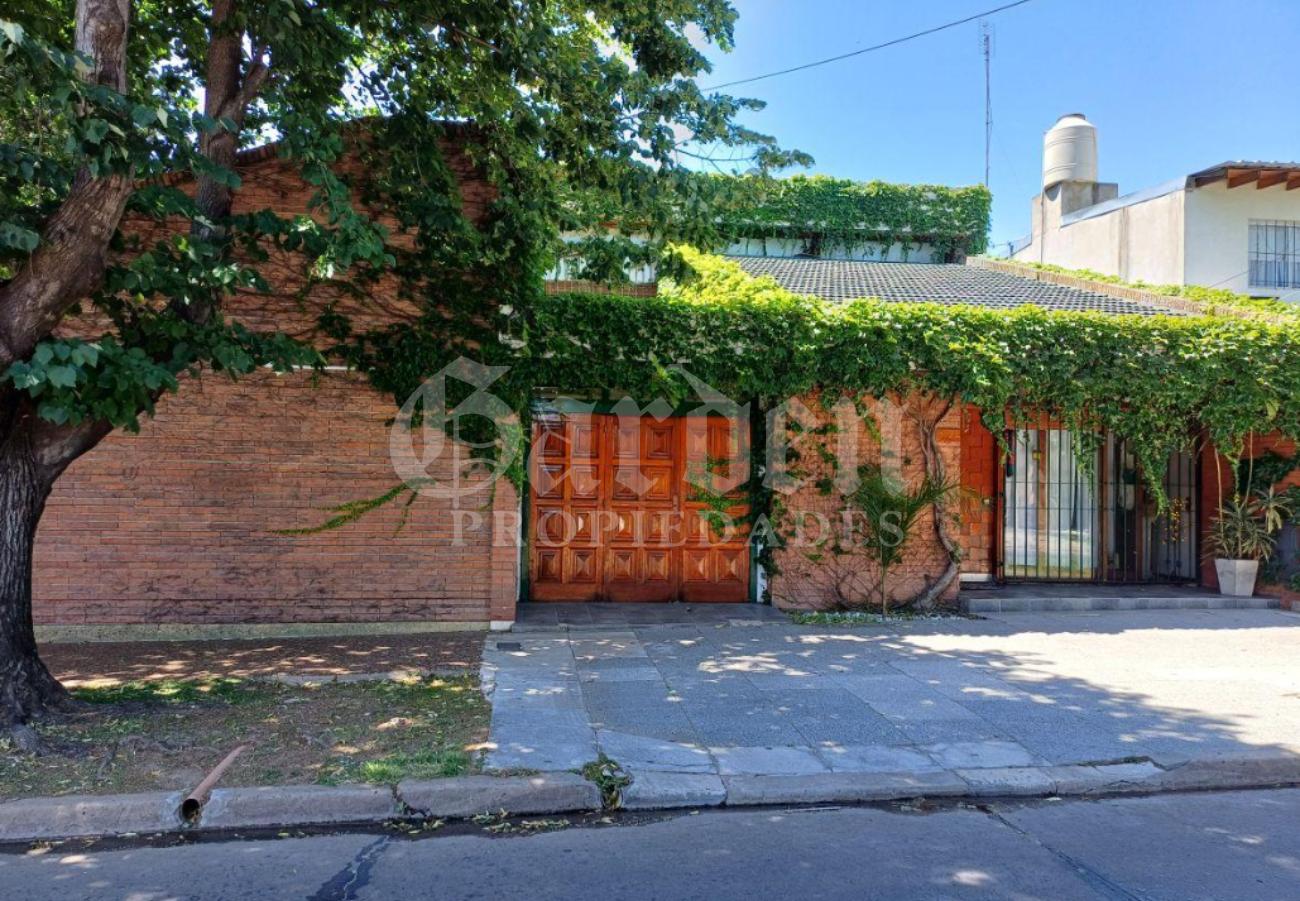 Excelente Casa de 4 Ambientes + Pileta + Garage - APTO CREDITO