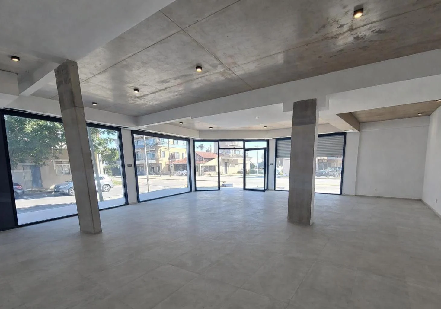 Foto de Local Comercial 112 m² Aprox. Ventanales en Dvh + 2 Baños - Alquiler, imagen 3
