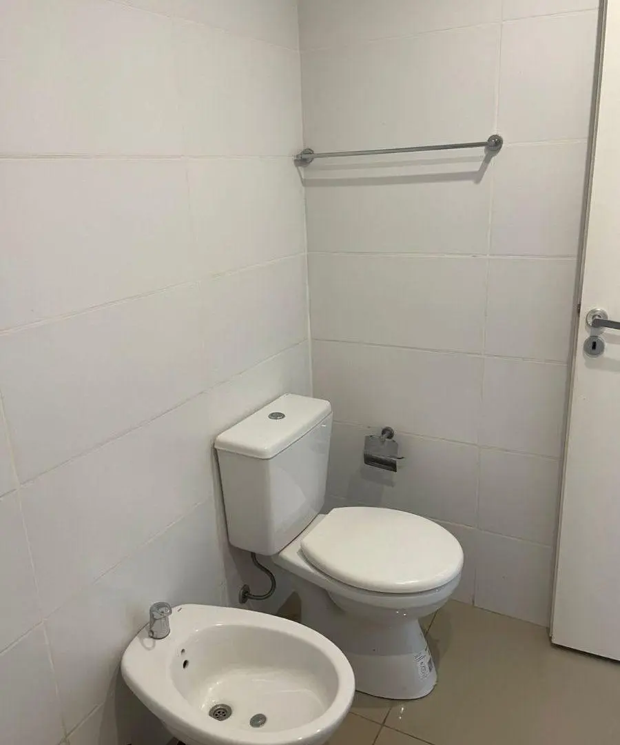 Departamento 2 ambientes amplio con balcón. 2do piso al frente. Posesión inmediata 5