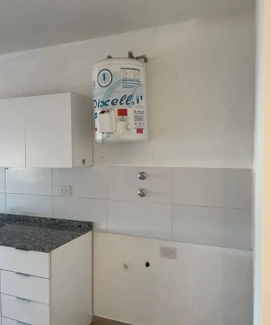Departamento 2 ambientes amplio con balcón. 2do piso al frente. Posesión inmediata 3