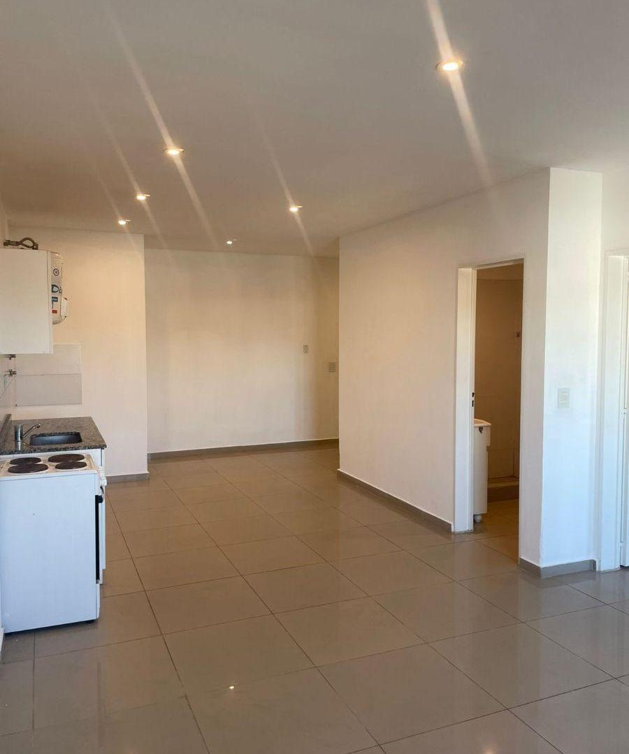 Departamento 2 ambientes amplio con balcón. 2do piso al frente. Posesión inmediata
