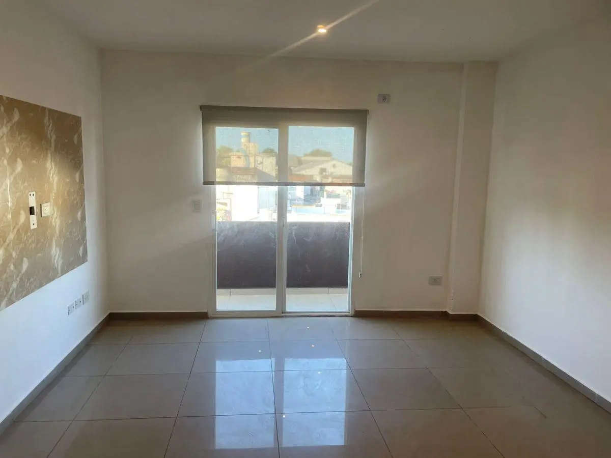 Departamento 2 ambientes amplio con balcón. 2do piso al frente. Posesión inmediata 4