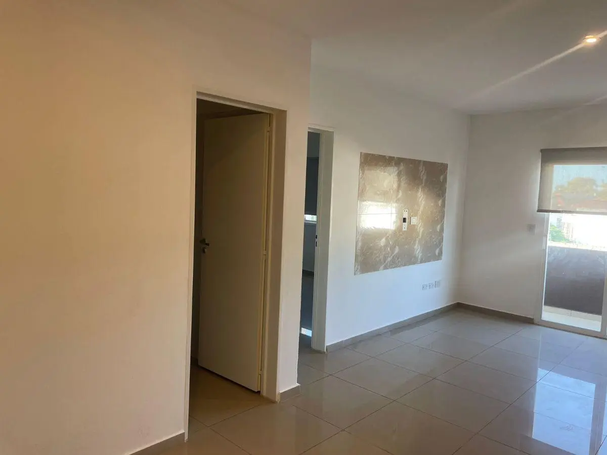 Departamento 2 ambientes amplio con balcón. 2do piso al frente. Posesión inmediata 2