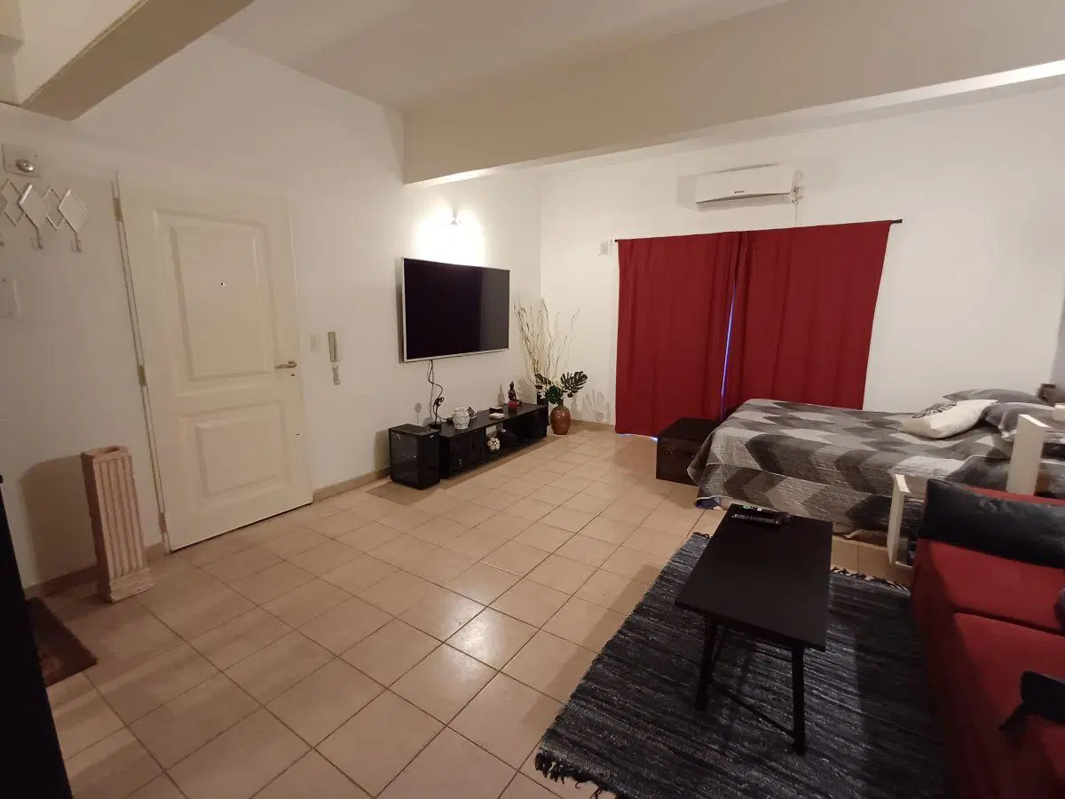 Departamento monoambiente en alquiler. 1er piso. Cochera fija. Bajas expensas. Exc. ubicación! 3