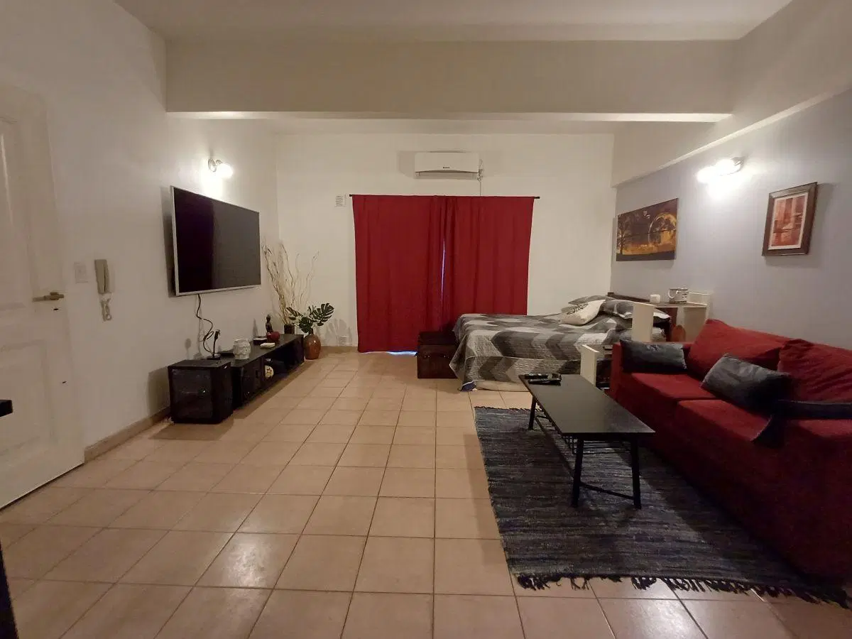 Departamento monoambiente en alquiler. 1er piso. Cochera fija. Bajas expensas. Exc. ubicación! 4