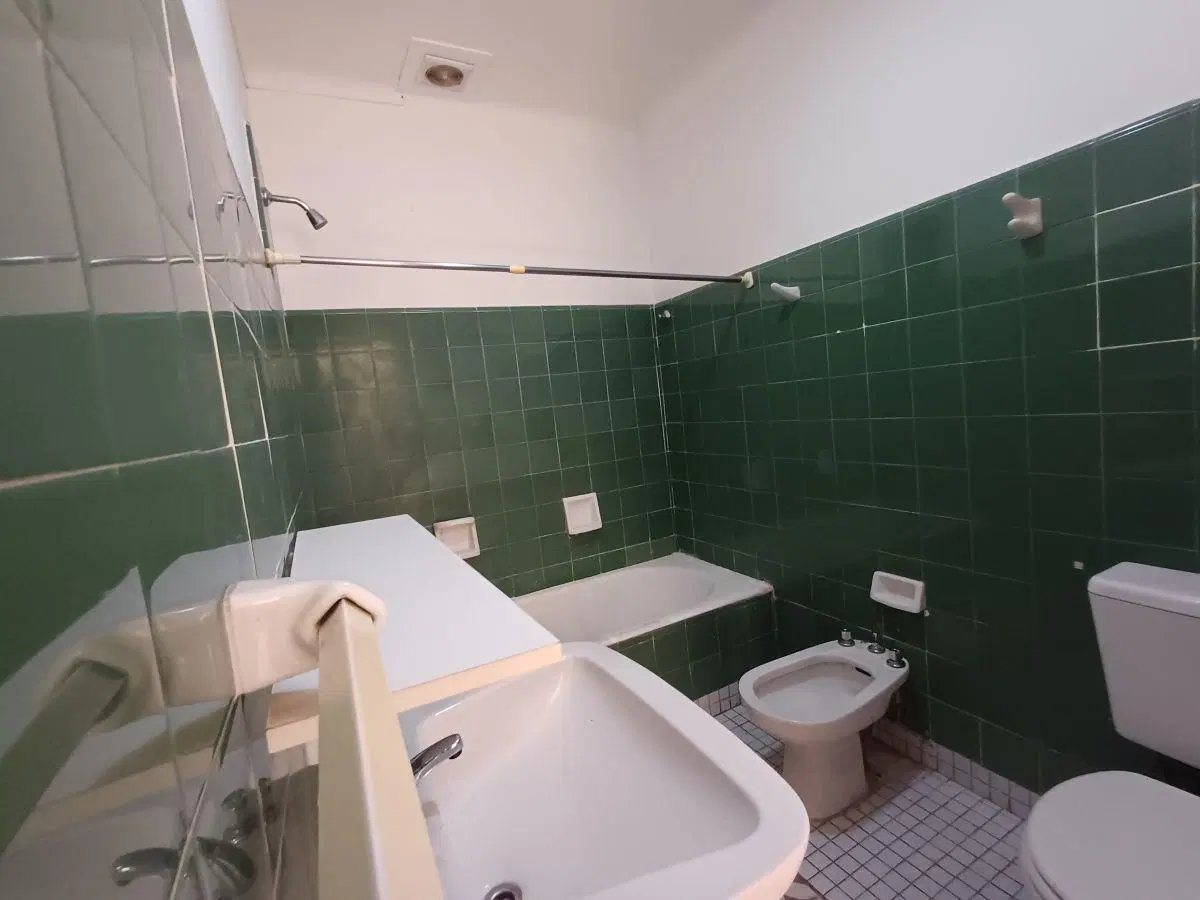 Casa en alquiler de 3 ambientes sobre lote de 150 m2. 2 Dormitorios. Patio. Garage. Exc. Ubicación. 1